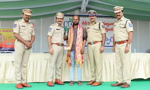 Cyberabad Police Chief Felicitates Shashi Kumar for Rescuing Two-Year-Old Girl From Rape Bid