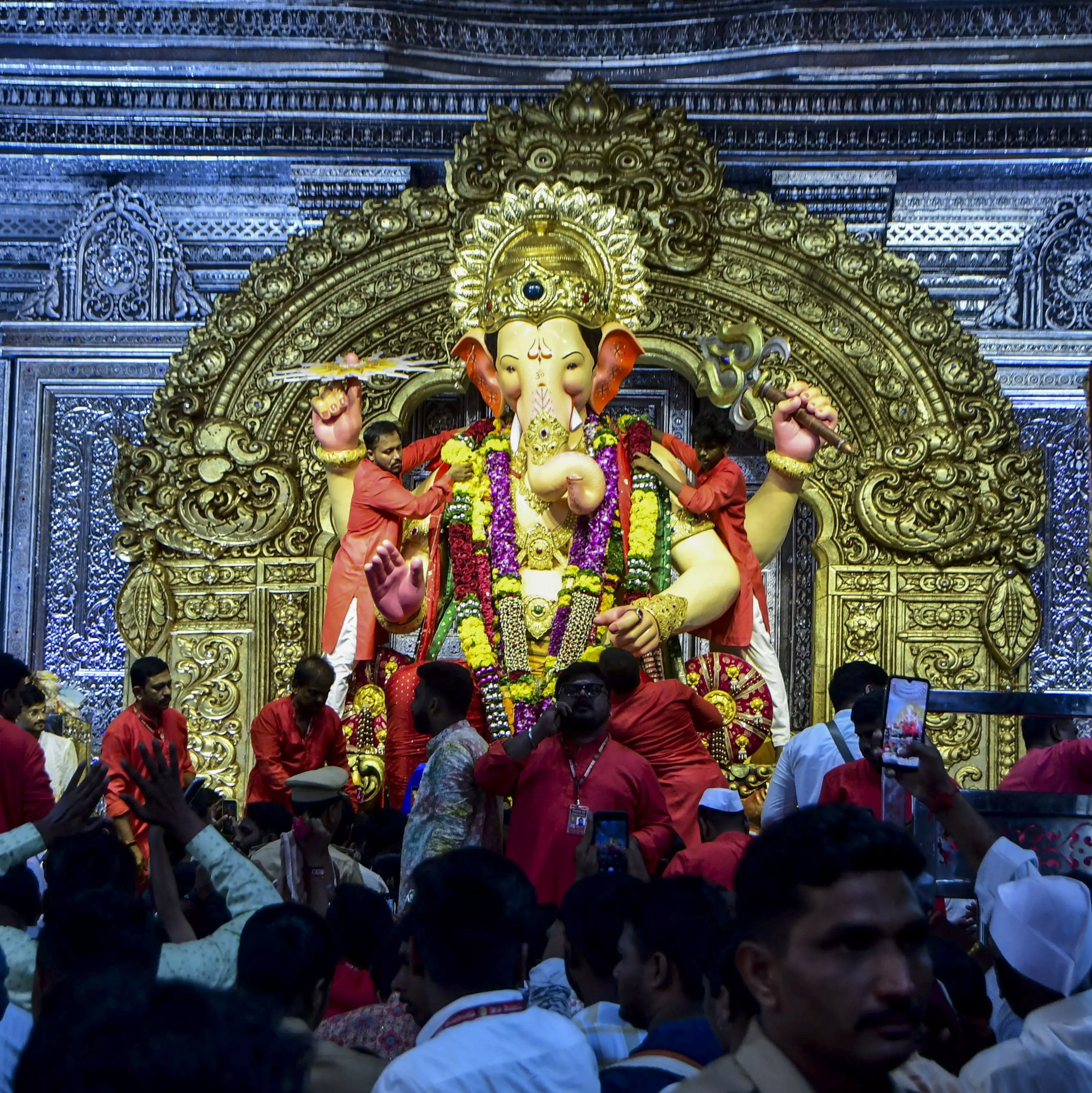 Ganesh Immersion Processions Begin Across Mumbai Amid Chants, Dhol-Tasha Beats Ganesh Immersion Processions Begin Across Mumbai Amid Chants, Dhol-Tasha Beats