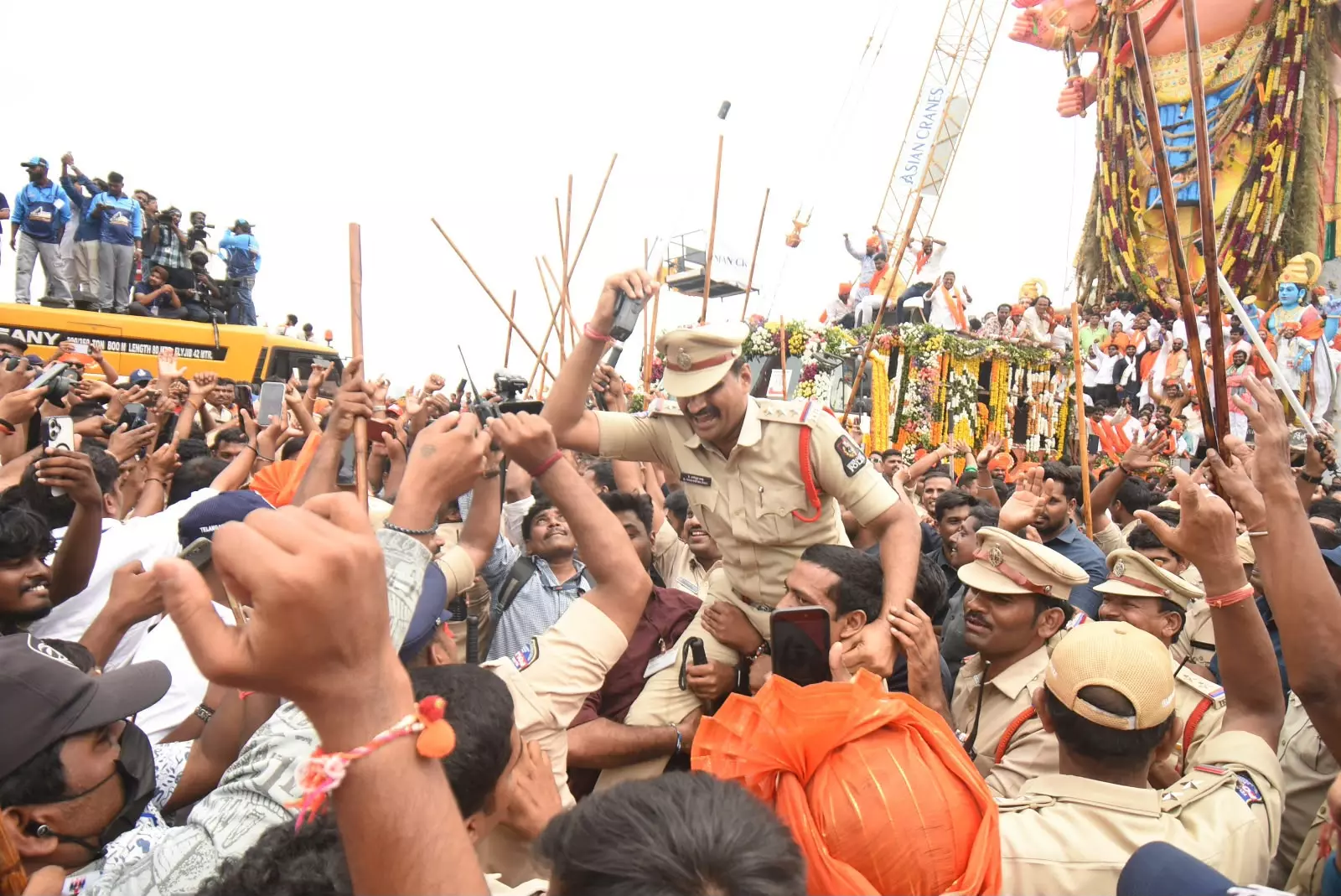 Devotees Dance Their Way To Immersion Points Devotees Dance Their Way To Immersion Points