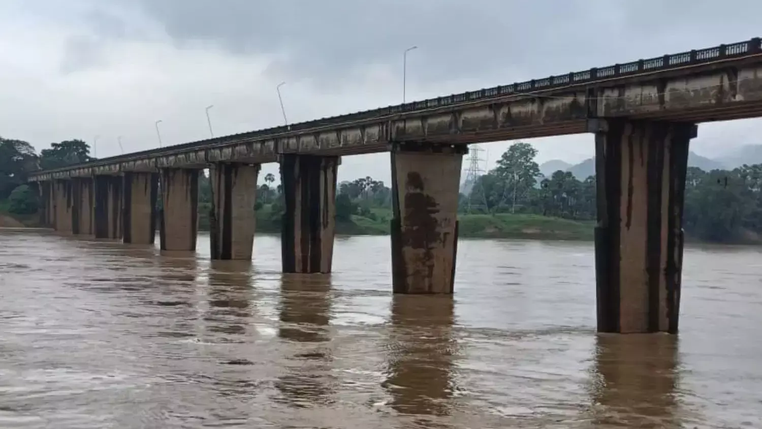 Sabari River Floods, 68 Families Evacuated as Water Levels Rise Sabari River Floods, 68 Families Evacuated as Water Levels Rise
