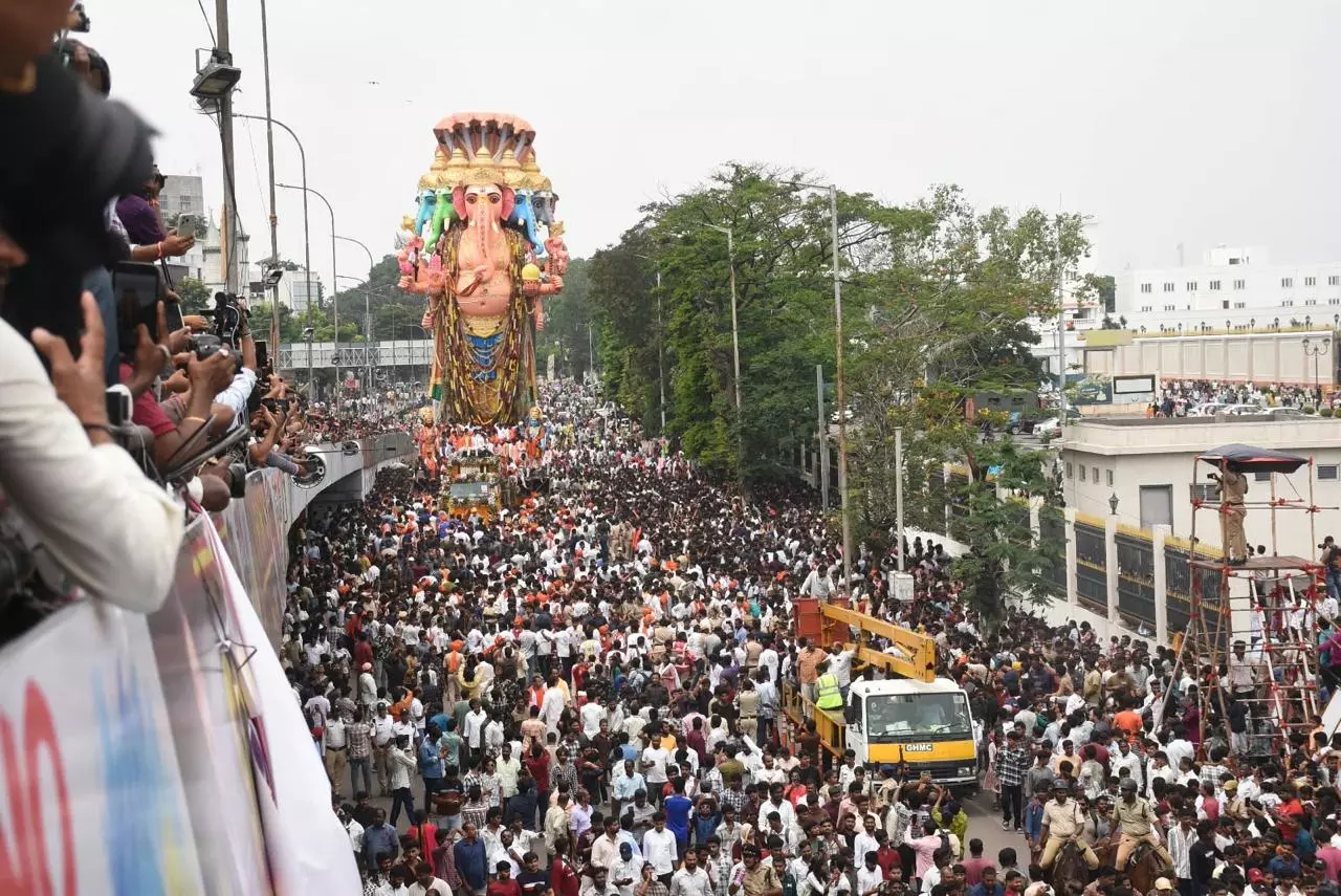 Hyderabad Bids Adieu To Ganesha With Devotion Hyderabad Bids Adieu To Ganesha With Devotion
