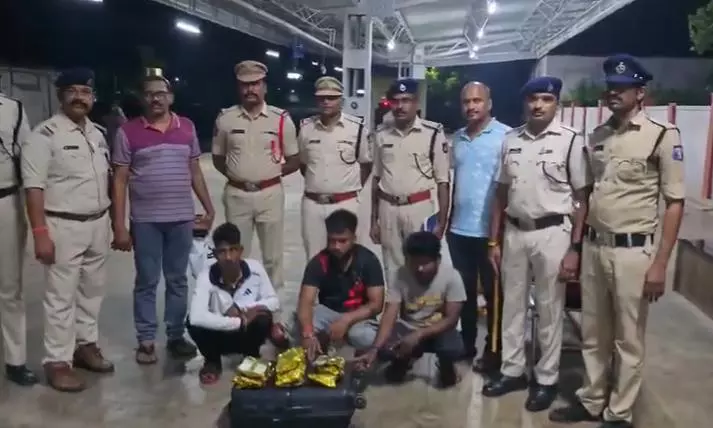Three Youths Held With Ganja-Laced Chocolates on Howrah-Chennai Mail Three Youths Held With Ganja-Laced Chocolates on Howrah-Chennai Mail