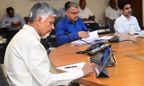 Naidu Reviews Flood Situation; Orders 50 Kg Free Rice For Fishermen, Pushes For New Barrages On Krishna Naidu Reviews Flood Situation; Orders 50 Kg Free Rice For Fishermen, Pushes For New Barrages On Krishna