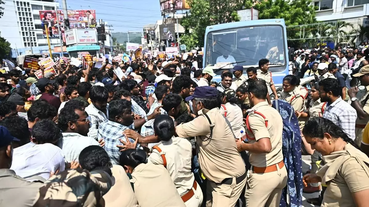 Police Push Away Secretariat Staff from Dharna Chowk Police Push Away Secretariat Staff from Dharna Chowk