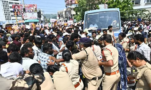 Police Push Away Secretariat Staff from Dharna Chowk