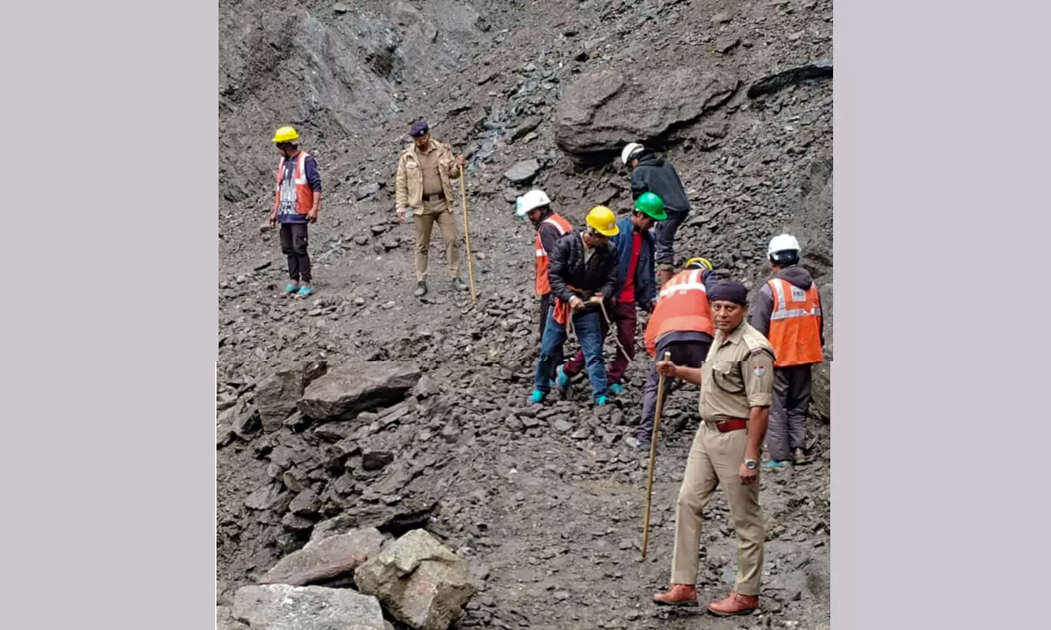 15,000 Pilgrims Evacuated After Landslide on Kedarnath Trek Route 15,000 Pilgrims Evacuated After Landslide on Kedarnath Trek Route