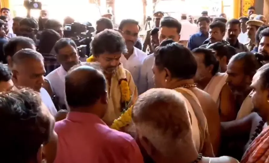 Vijay Offers Prayers at Madurai Meenakshi Temple Vijay Offers Prayers at Madurai Meenakshi Temple