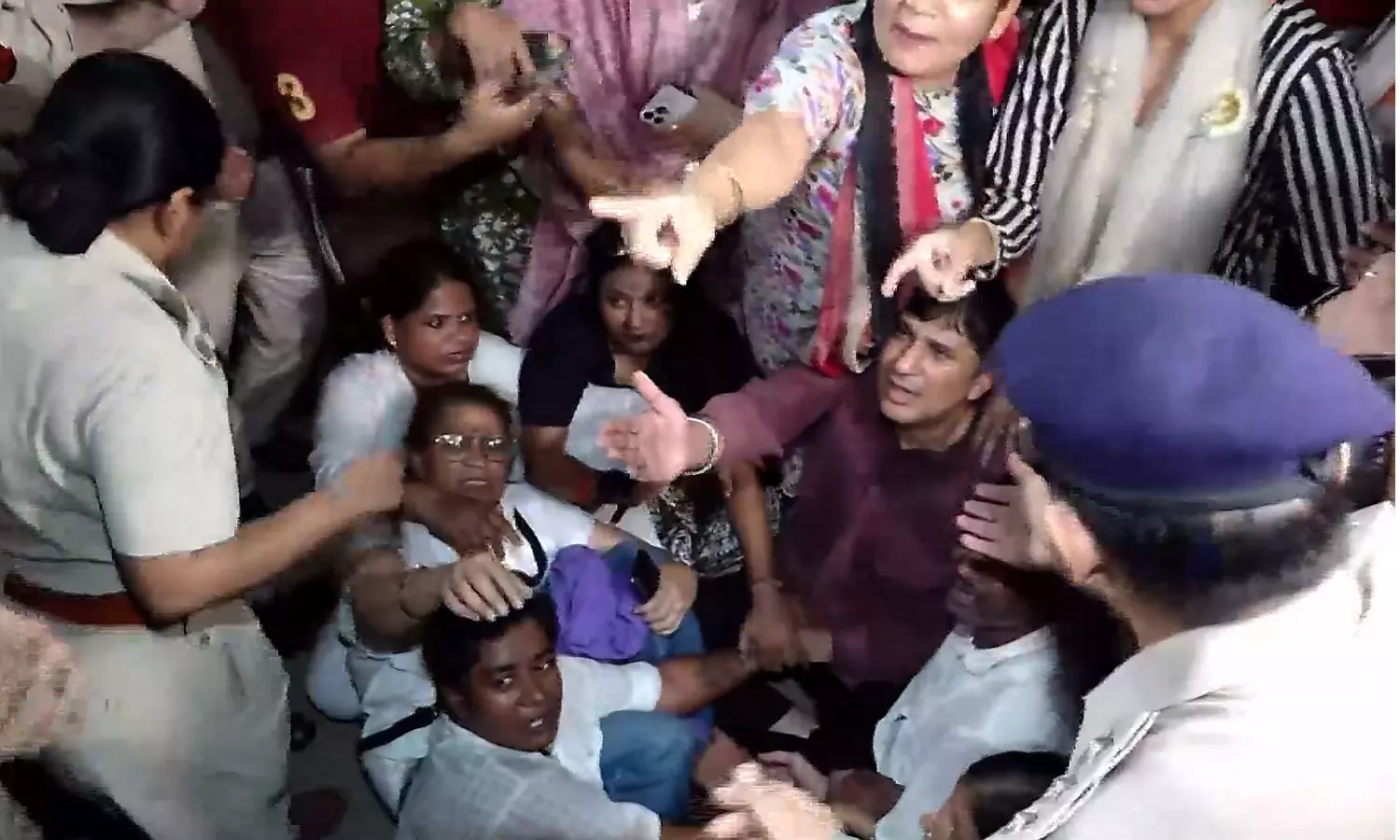 Slap Row: AAP’s Saurabh Bharadwaj Leads March, Demands FIR Against Parvesh Slap Row: AAP’s Saurabh Bharadwaj Leads March, Demands FIR Against Parvesh