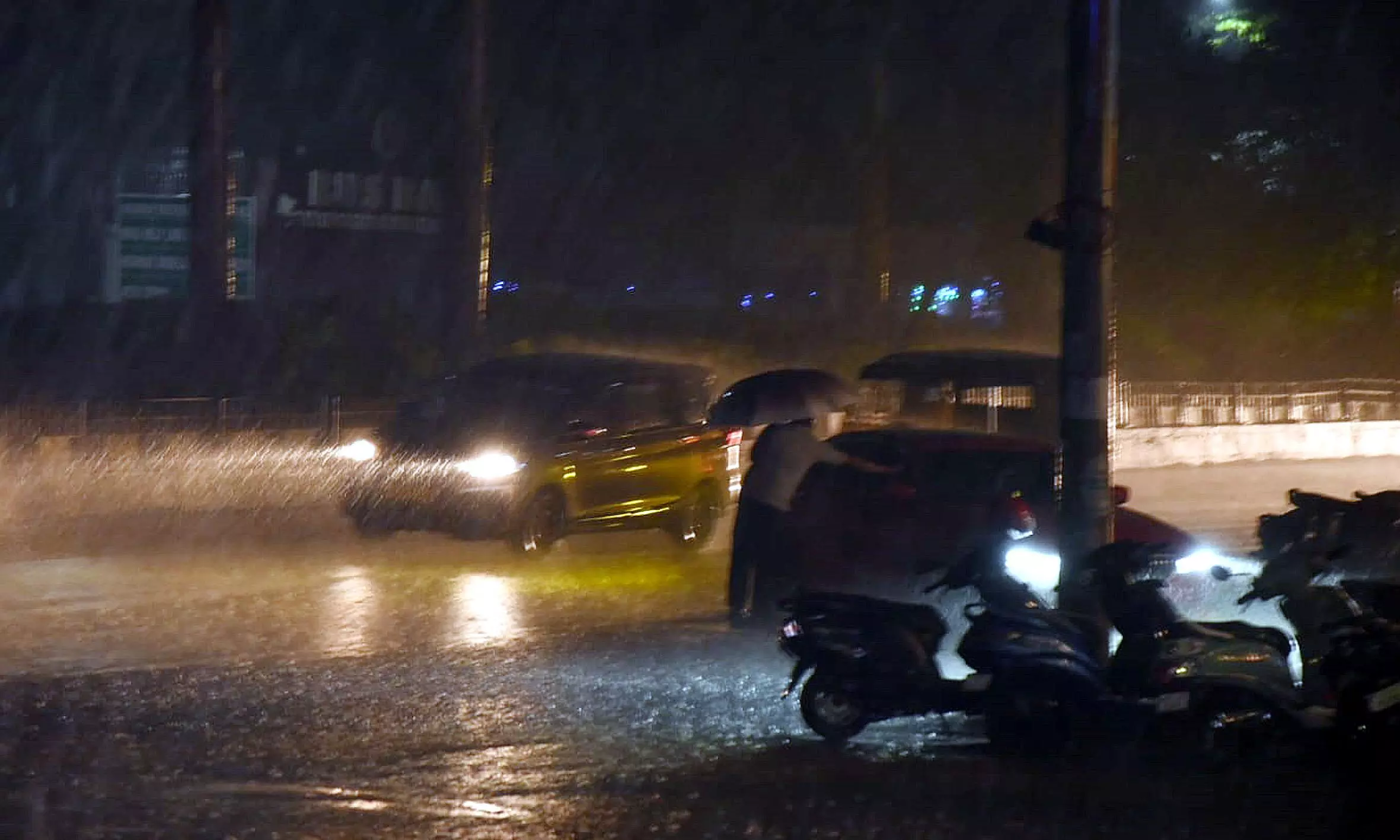 Moderate Rains Lash Visakhapatnam, Anakapalli Moderate Rains Lash Visakhapatnam, Anakapalli