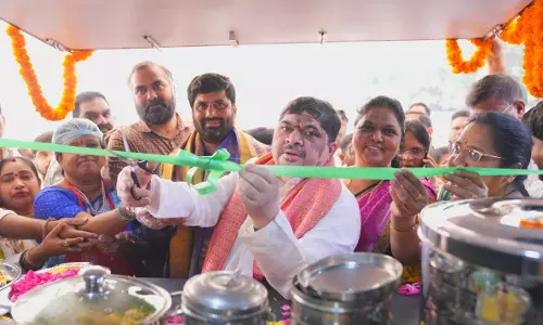 Ponnam Launches Indira Mahila Shakti Canteen in Hyderabad Ponnam Launches Indira Mahila Shakti Canteen in Hyderabad