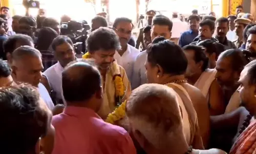 Vijay Offers Prayers at Madurai Meenakshi Temple Vijay Offers Prayers at Madurai Meenakshi Temple