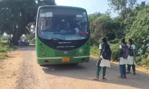 Koppal Girl Student Stops Bus After It Fails To Halt For Students, Video Goes Viral