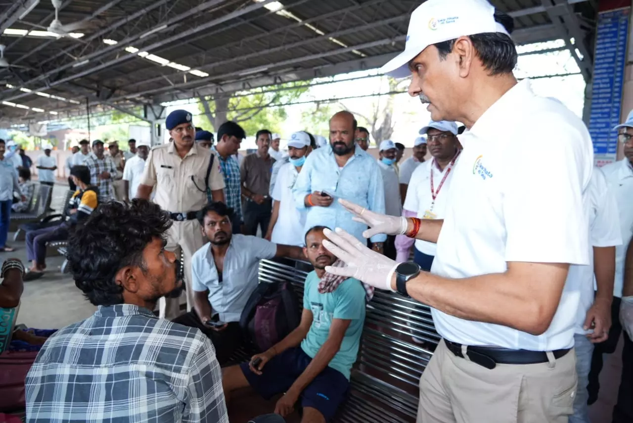 SCR Chief Leads Cleanliness Drive At Vizag Station SCR Chief Leads Cleanliness Drive At Vizag Station