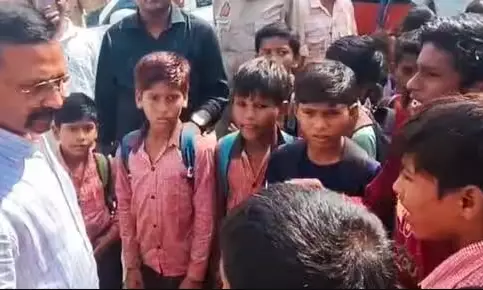 UP Schoolchildren Stop DM’s Vehicle, Complain Of Assault, Poor Mid-Day Meals UP Schoolchildren Stop DM’s Vehicle, Complain Of Assault, Poor Mid-Day Meals