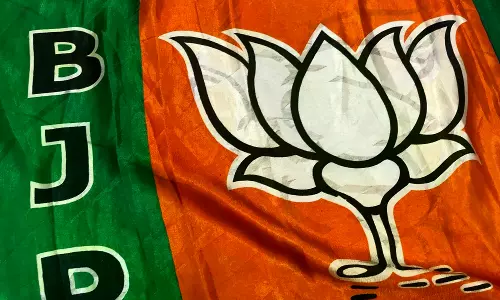 BJP Delegation Meet Keralam Governor, Seek Removal of Minister OJ Janeesh