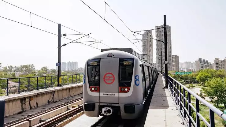 CISF Catches Fleeing Metro Passenger CISF Catches Fleeing Metro Passenger