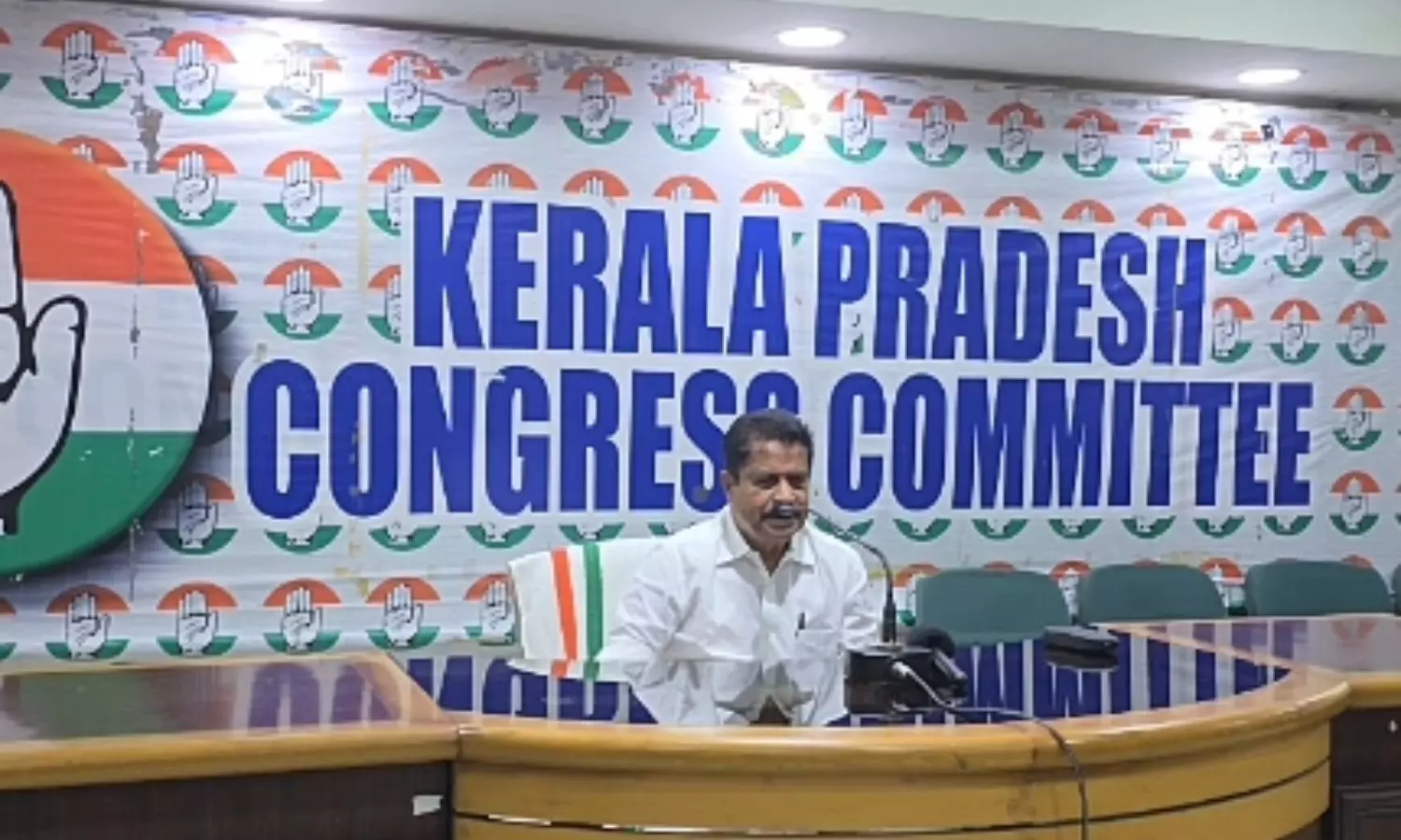 Convenor Adoor Prakash Dismisses Rift in UDF Convenor Adoor Prakash Dismisses Rift in UDF