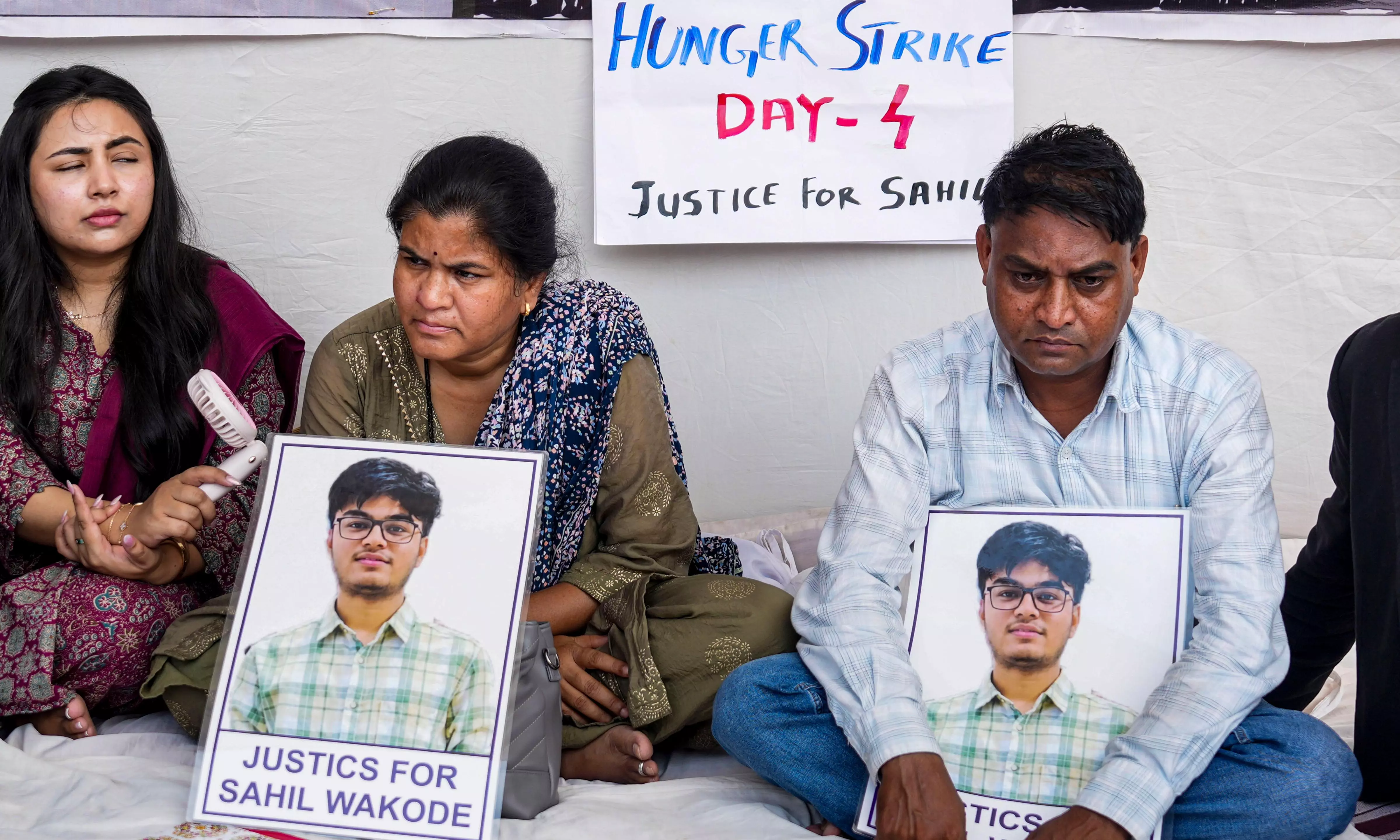 IIT-B Students Begin Hunger Strike, Demand Accountability Over Wakode’s Death IIT-B Students Begin Hunger Strike, Demand Accountability Over Wakode’s Death