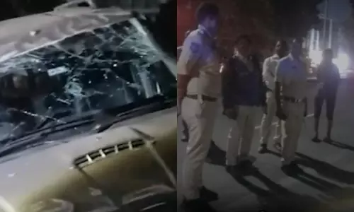 Banjara Hills: Youth Loses Control of Scorpio, Crashes Into Tree Banjara Hills: Youth Loses Control of Scorpio, Crashes Into Tree