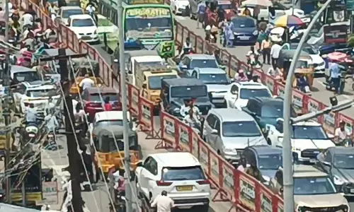 Paucity of Traffic Cops, Holidays Halt Kancheepuram for Five Hours With Snarls Paucity of Traffic Cops, Holidays Halt Kancheepuram for Five Hours With Snarls