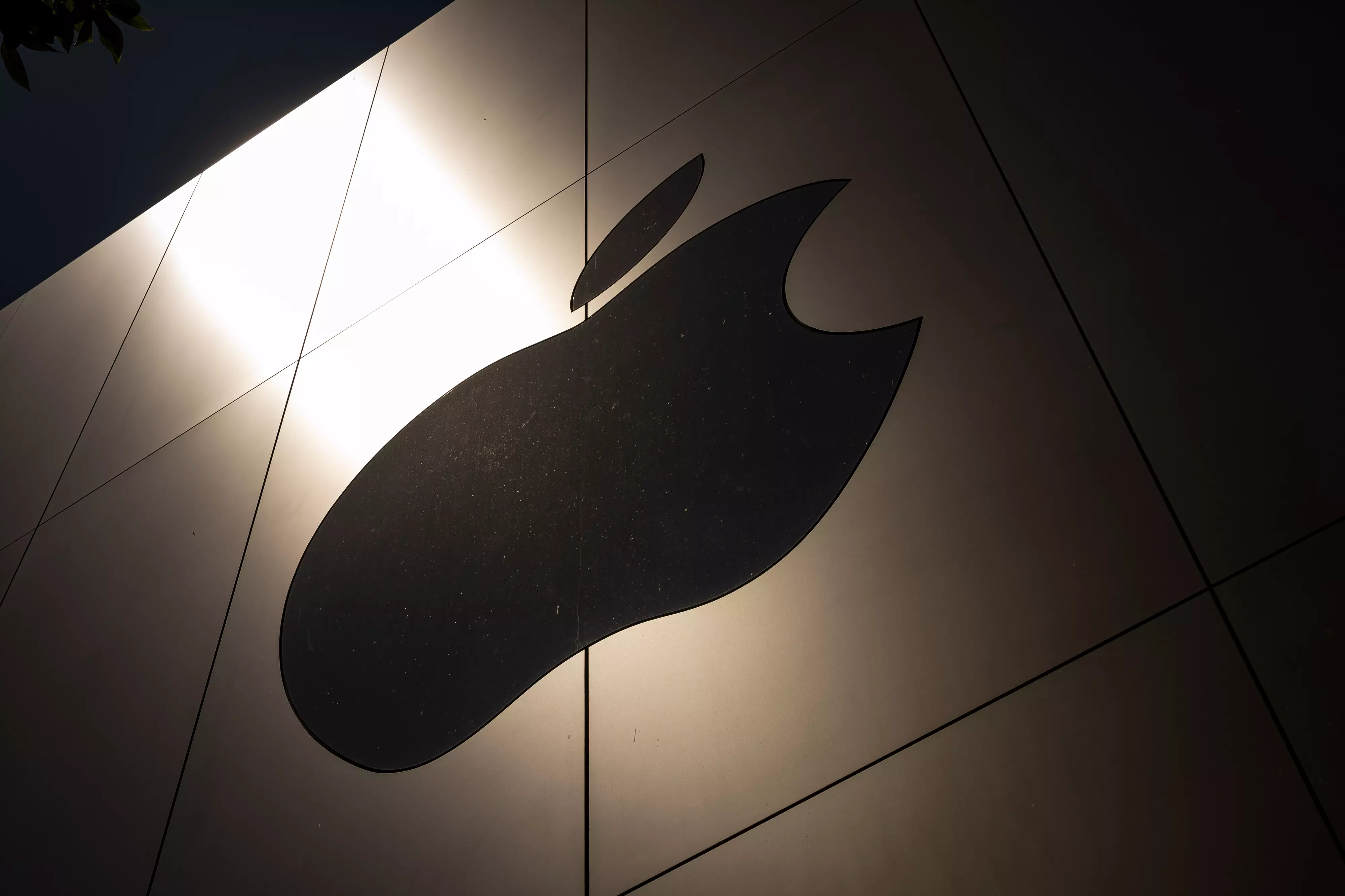Apple to Tighten Mac Data Controls in Guard Against AI Agents Apple to Tighten Mac Data Controls in Guard Against AI Agents