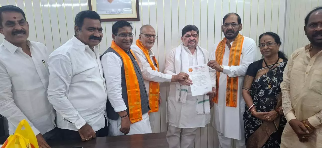 Samithi Praises Ponnam for Successful Conduct of Ganesh Festival Samithi Praises Ponnam for Successful Conduct of Ganesh Festival