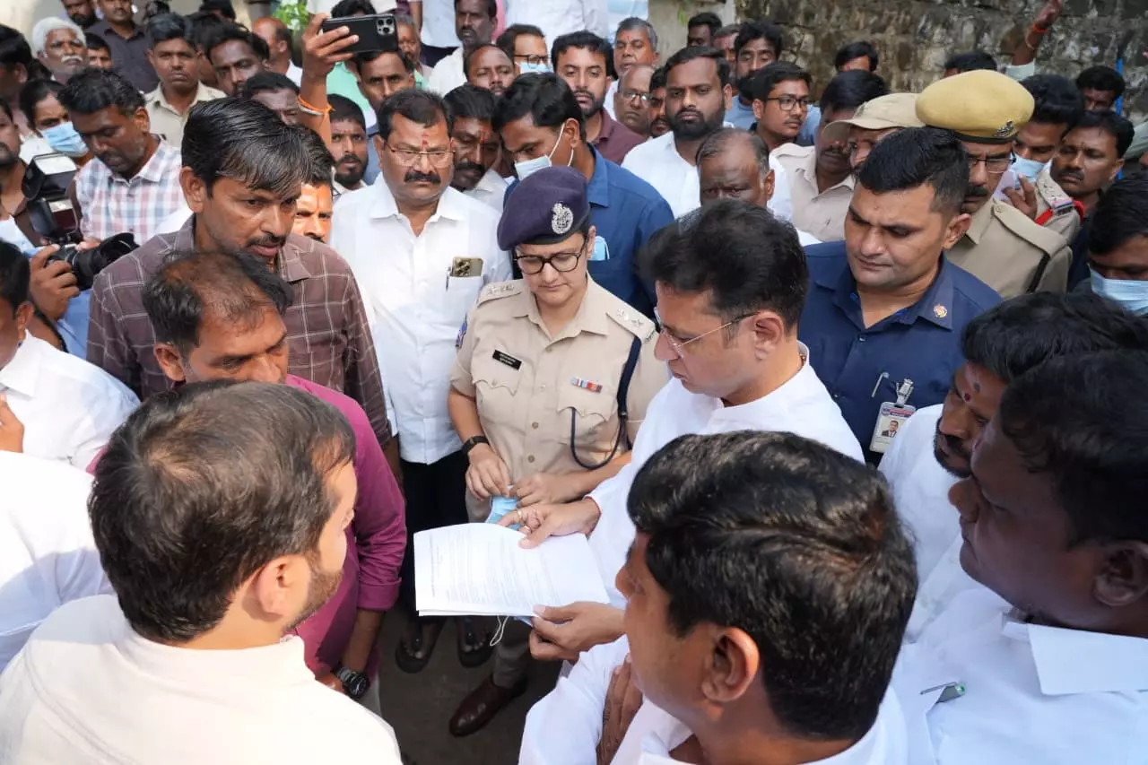 Vikarabad Bus Accident: Sridhar Babu Announces Rs.5 Lakh Ex-Gratia Vikarabad Bus Accident: Sridhar Babu Announces Rs.5 Lakh Ex-Gratia
