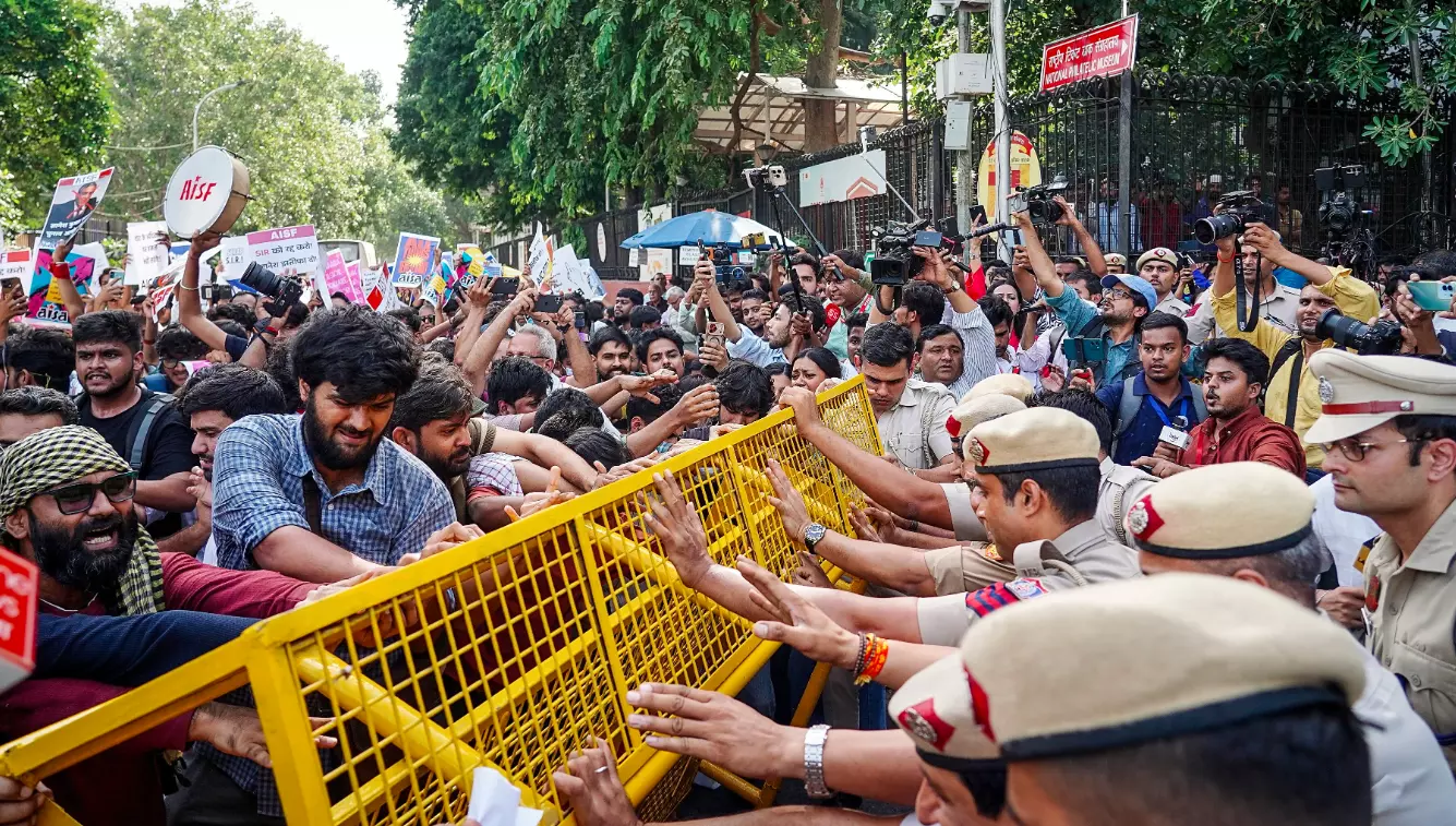 AAP, AISA Protests Intensify In Delhi After 650 Detained Over Two Days AAP, AISA Protests Intensify In Delhi After 650 Detained Over Two Days