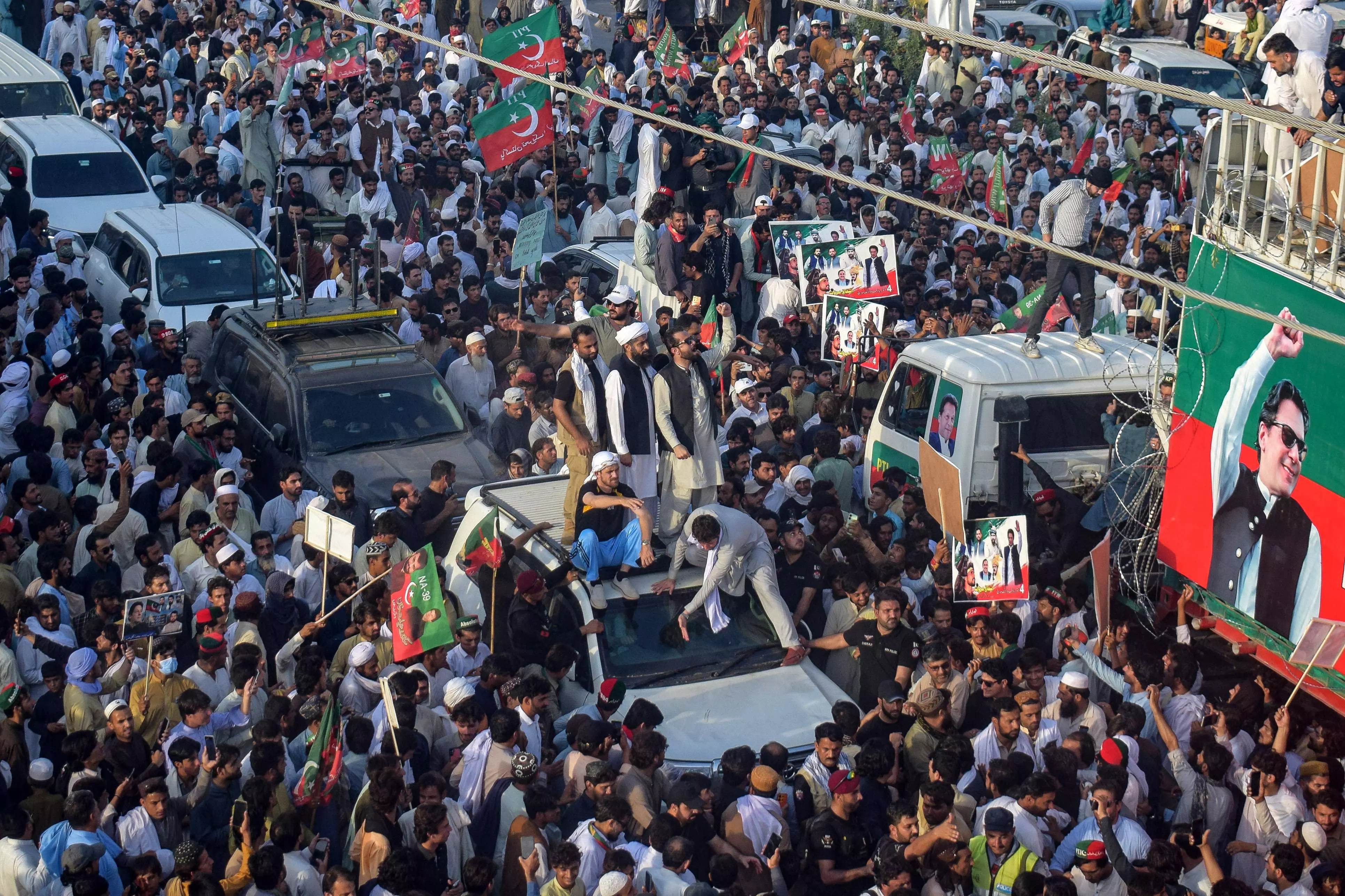 Pakistans Ex-PM Imran Khans Party Begins Long March After Talks With Government Fail Pakistans Ex-PM Imran Khans Party Begins Long March After Talks With Government Fail
