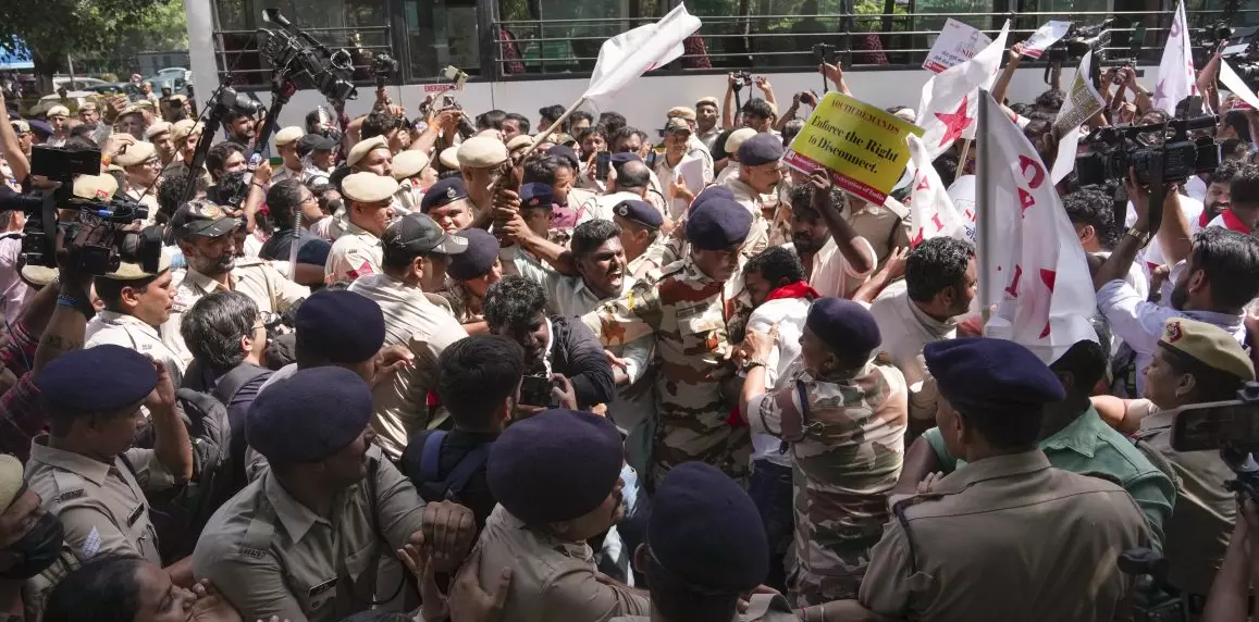 Protesters Detained Outside Delhi Police Station Over Harassment Of Women Journalists Protesters Detained Outside Delhi Police Station Over Harassment Of Women Journalists