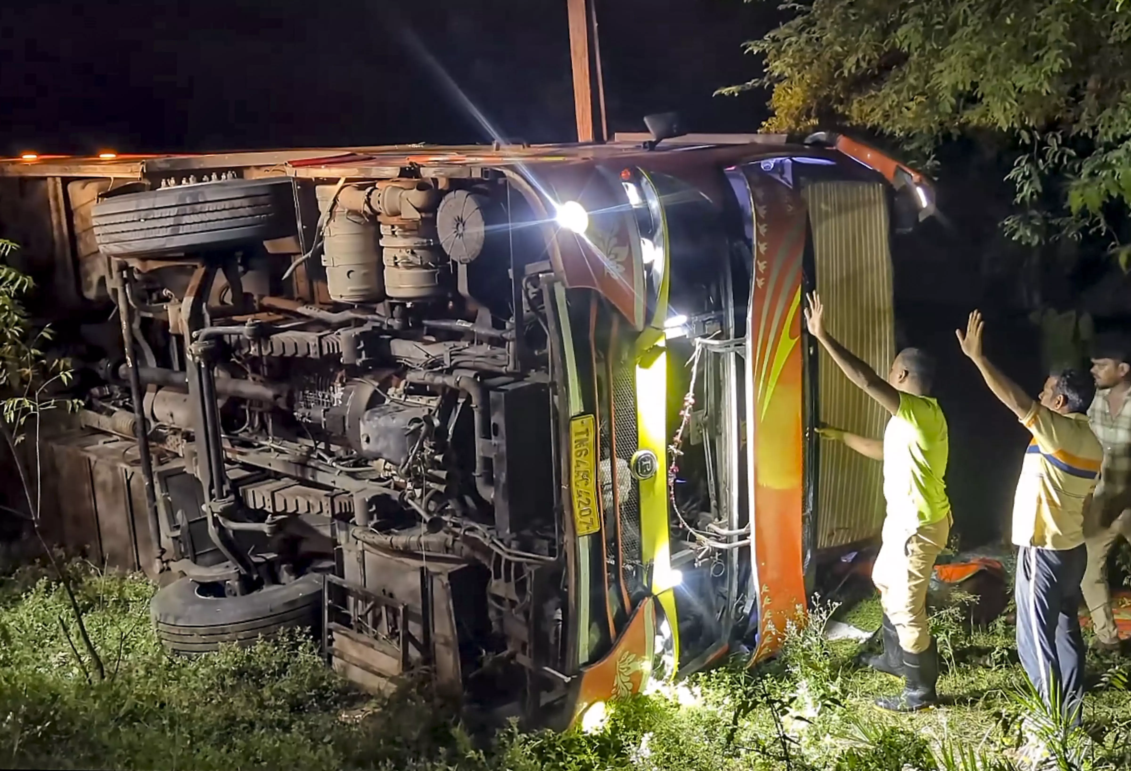 20 Injured, Woman Rescued After Three Hours as Madurai-Bound Bus Overturns Near Ulundurpet 20 Injured, Woman Rescued After Three Hours as Madurai-Bound Bus Overturns Near Ulundurpet