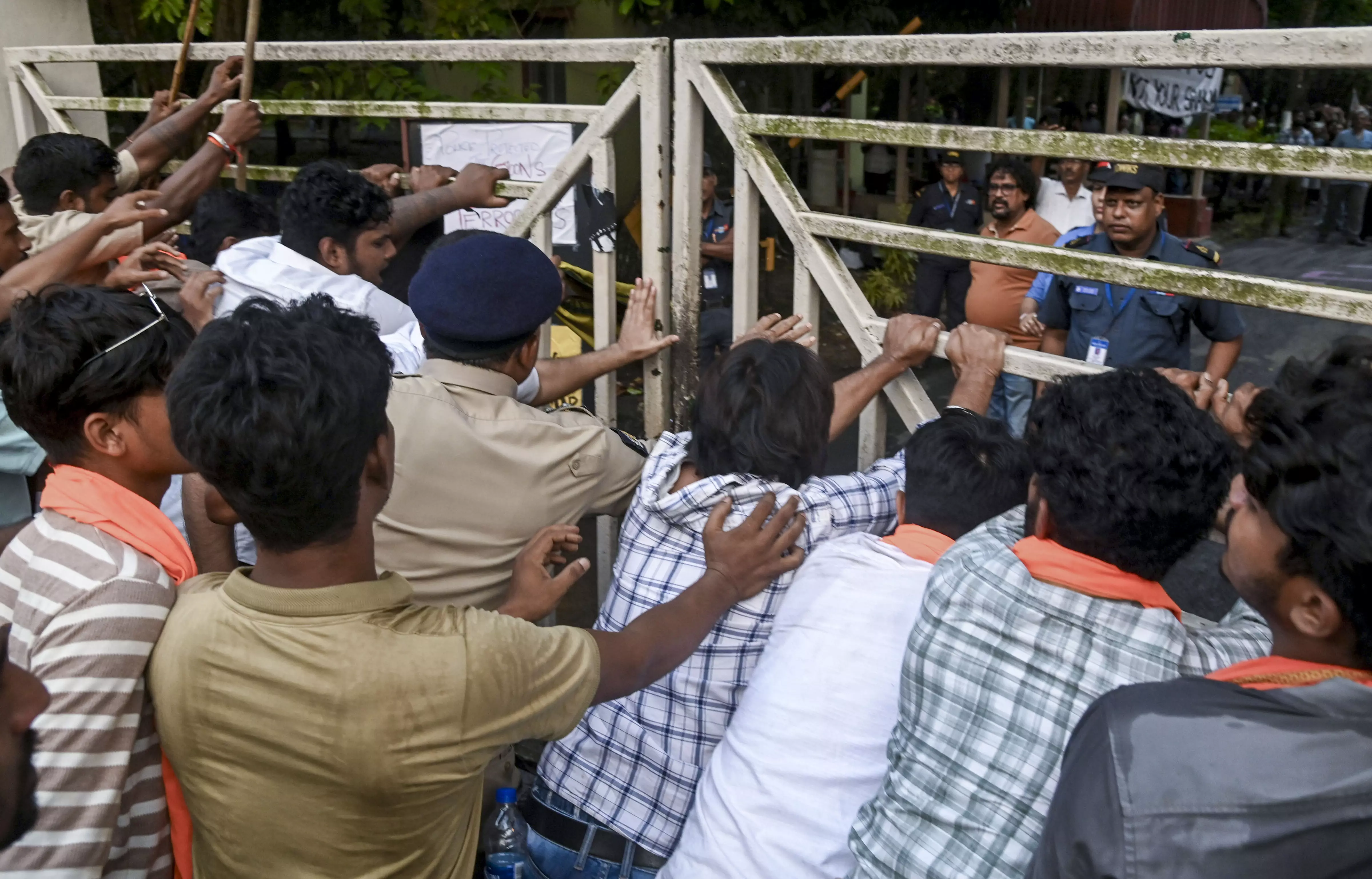 SRFTI Slams Saffron Bodys Bid to Storm Campus, Voices Concerns SRFTI Slams Saffron Bodys Bid to Storm Campus, Voices Concerns