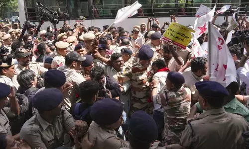 Protesters Detained Outside Delhi Police Station Over Harassment Of Women Journalists Protesters Detained Outside Delhi Police Station Over Harassment Of Women Journalists