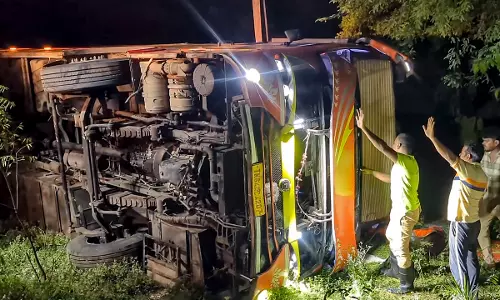 20 Injured, Woman Rescued After Three Hours as Madurai-Bound Bus Overturns Near Ulundurpet 20 Injured, Woman Rescued After Three Hours as Madurai-Bound Bus Overturns Near Ulundurpet