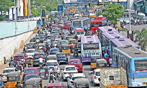 Vehicles Tailback on Chennai-Tiruchy NH as Lakhs Return After Holidays Vehicles Tailback on Chennai-Tiruchy NH as Lakhs Return After Holidays