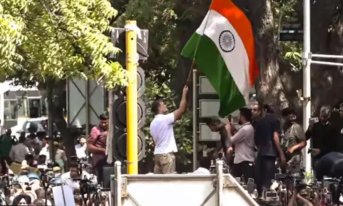 LIVE: Rahul Gandhi Climbs Barricade in INDIA Bloc Protest Against EC LIVE: Rahul Gandhi Climbs Barricade in INDIA Bloc Protest Against EC