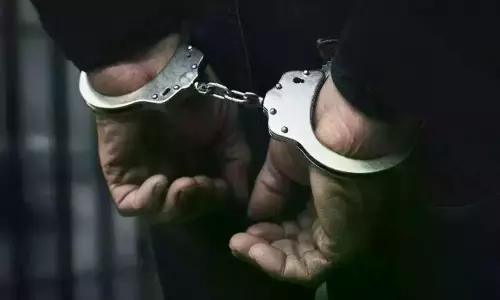 Koppal : Two Officials Arrested While Allegedly Accepting Rs 40,000 Bribe Koppal : Two Officials Arrested While Allegedly Accepting Rs 40,000 Bribe