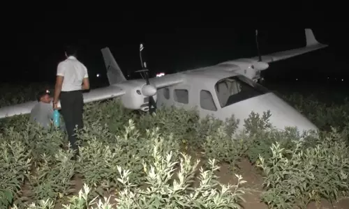 Kalaburagi: Pilot, Trainee Safe After Training Aircraft Makes Emergency Landing Kalaburagi: Pilot, Trainee Safe After Training Aircraft Makes Emergency Landing