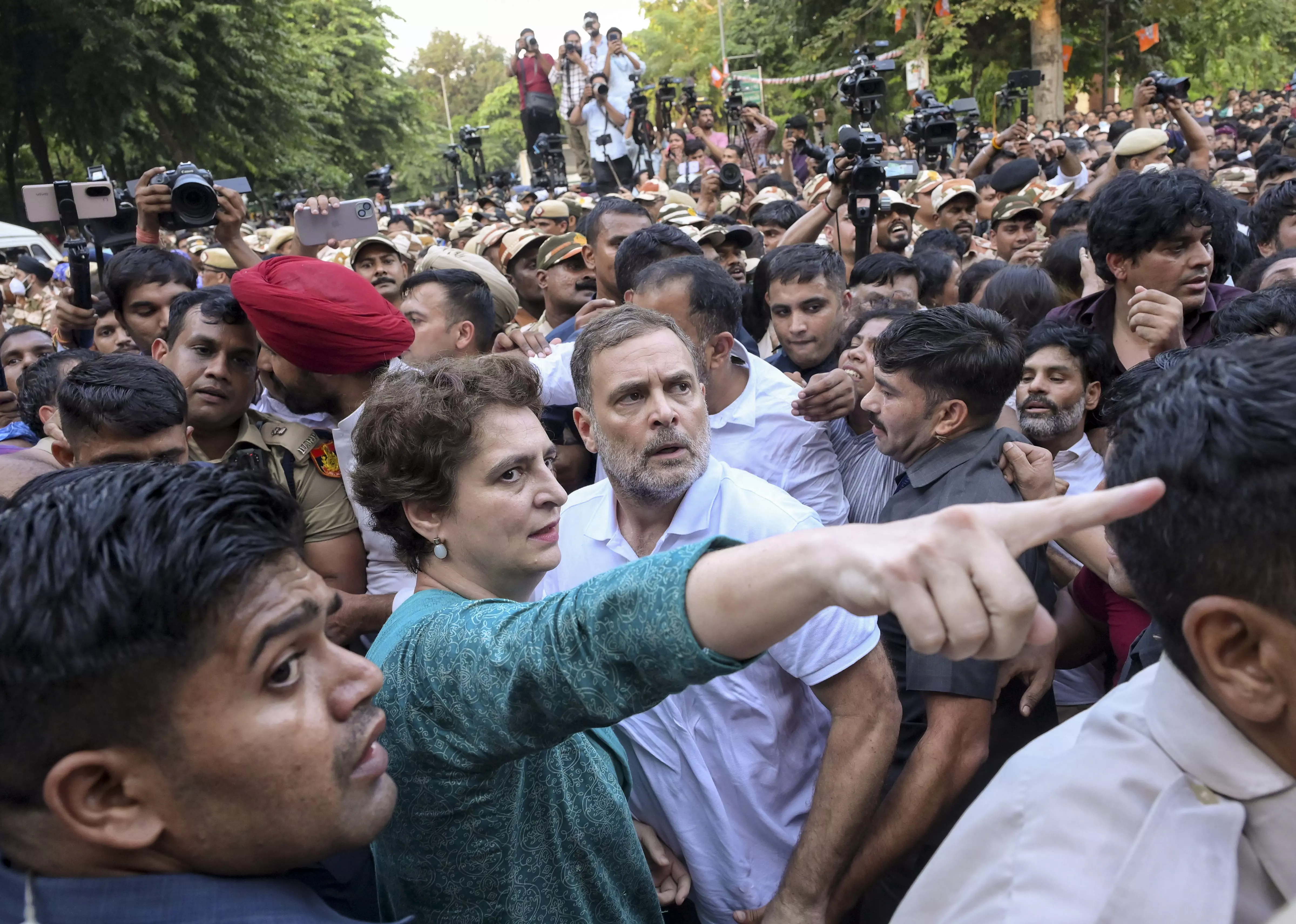 FIR Against Rahul, Priyanka for Assaulting Police Personnel FIR Against Rahul, Priyanka for Assaulting Police Personnel