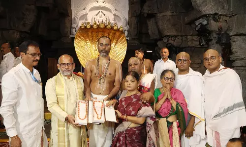 Hyderabad Devotee Donates Gold Necklaces worth Rs.25 Lakh to Tirumala Temple