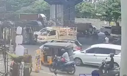 Hyderabad: Man Dies After Iron Rod Falls From Trolley Auto on Balanagar Flyover Hyderabad: Man Dies After Iron Rod Falls From Trolley Auto on Balanagar Flyover
