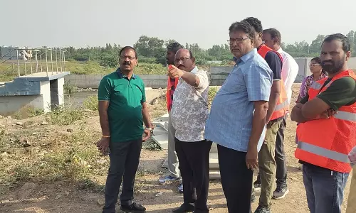 MMC Chief Reviews Pending Civic Issues, Asks Officials to Act Swiftly