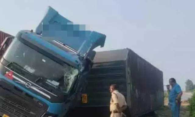 Armoor: Container Overturns on NH-44, Driver and Cleaner Escape Unhurt Armoor: Container Overturns on NH-44, Driver and Cleaner Escape Unhurt