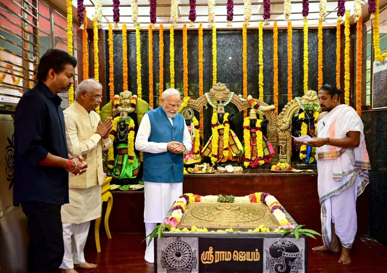 Modi Prays At Jalakanteshwara Temple Modi Prays At Jalakanteshwara Temple