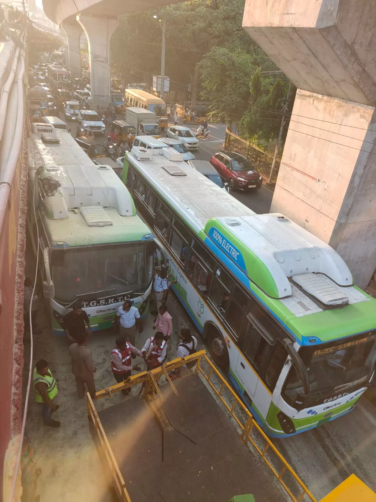 Smoke From HCU Electric Bus; Massive Traffic Jam at Begumpet Smoke From HCU Electric Bus; Massive Traffic Jam at Begumpet