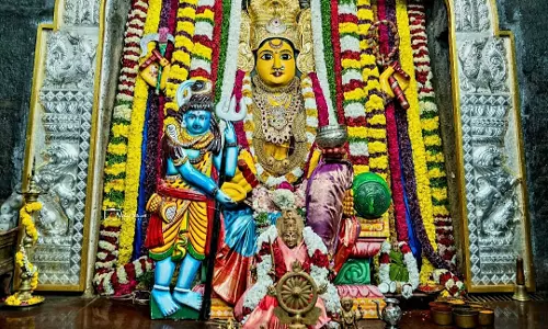 Bhadrakali Temple Celebrates Second Day Of Navaratri With Annapurneshwari Adornment Bhadrakali Temple Celebrates Second Day Of Navaratri With Annapurneshwari Adornment