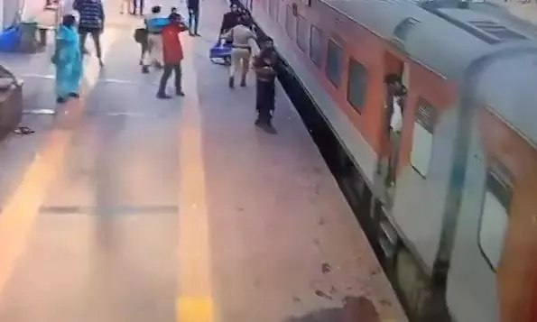 Kacheguda: RPF Constable Saves Man From Falling Under Moving Train Kacheguda: RPF Constable Saves Man From Falling Under Moving Train