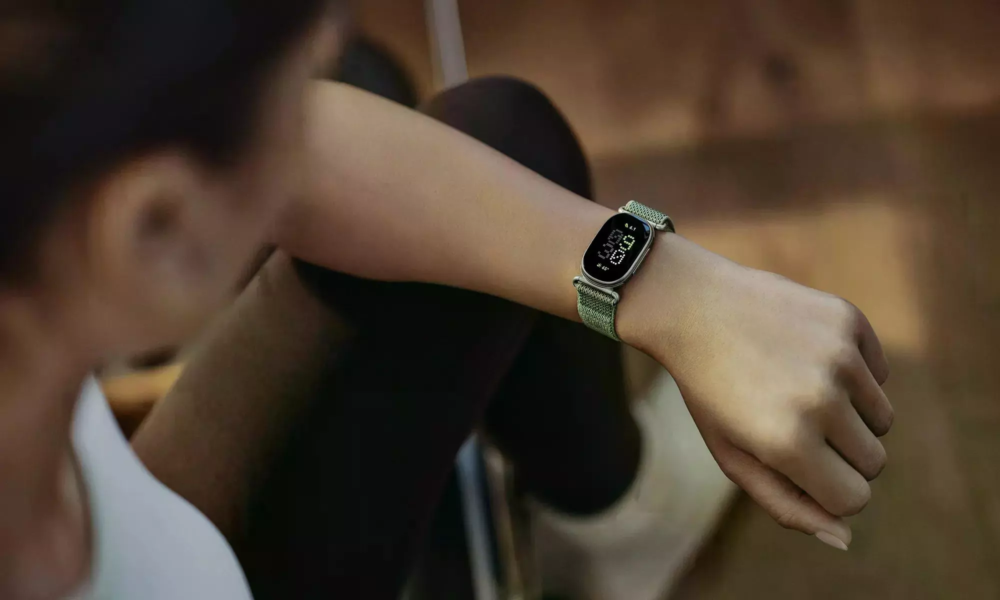 Google Debuts Fitbit Edge Fitness Band With a Screen in Continued Health Push Google Debuts Fitbit Edge Fitness Band With a Screen in Continued Health Push