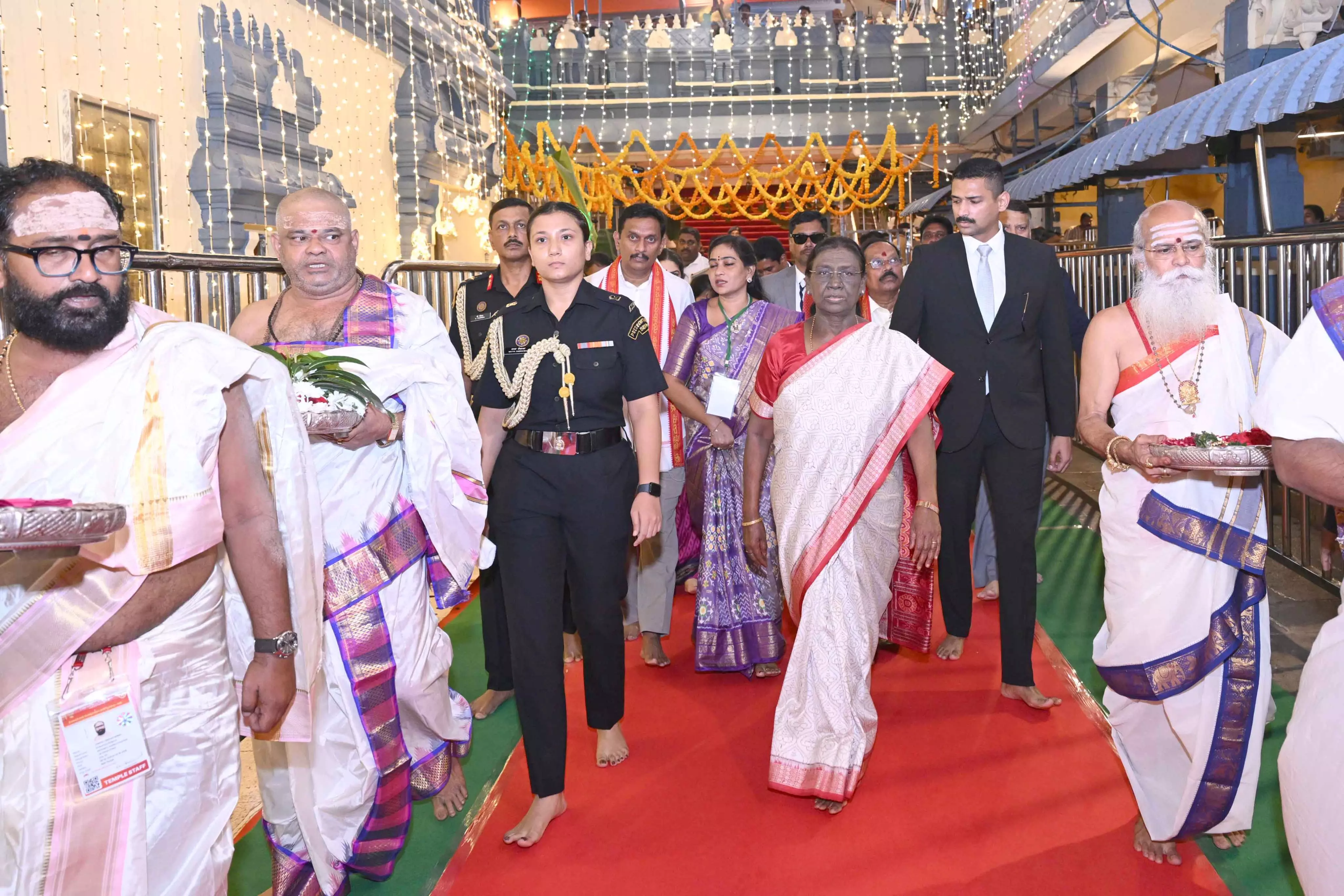 President Murmu Offers Prayers At Kanaka Durga Temple President Murmu Offers Prayers At Kanaka Durga Temple