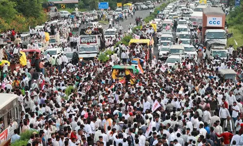Farmers Protest Hits Mumbai-Bengaluru Highway Traffic Farmers Protest Hits Mumbai-Bengaluru Highway Traffic